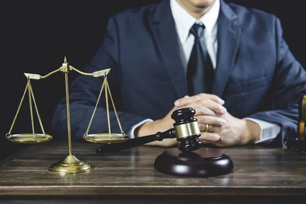 Советник или адвокат-мужчина, работающий над заседанием в зале суда — стоковое фото
