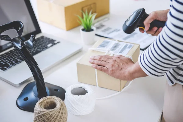 Servizio di consegna del piccolo imprenditore e scatola di imballaggio di lavoro, b — Foto Stock