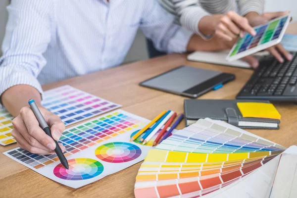 Два коллеги творческий графический дизайнер, работающий над выбором цвета — стоковое фото