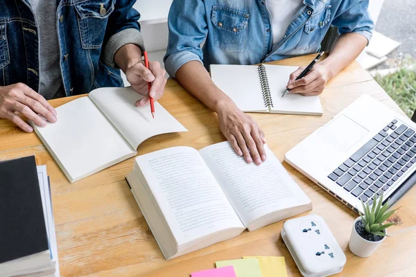 Onderwijs, onderwijs, leren, technologie en mensen concept. TW — Stockfoto