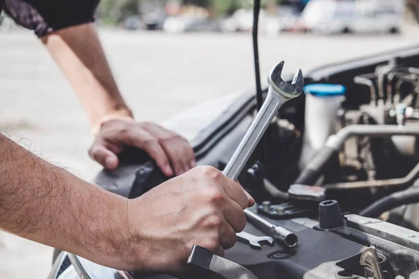 Services concept de machine de moteur de voiture, réparation de mécanicien automobile — Photo