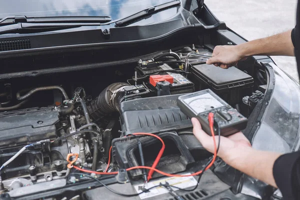 Servicios concepto de máquina de motor de coche, reparación mecánica de automóviles — Foto de Stock