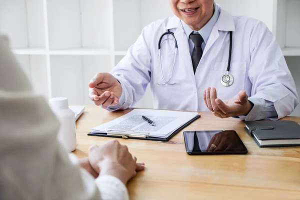 Professore Consulenza medica con paziente discutendo qualcosa di un — Foto Stock