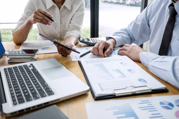 Dos gerentes de equipo de negocios discutiendo con el nuevo proyecto s — Foto de Stock