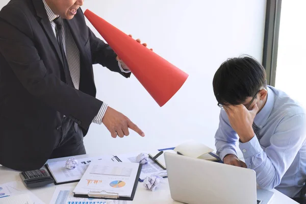 Bedrijfsconcept, Senior executive manager beschuldigen van uitstaande schuld — Stockfoto