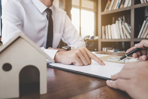 Casa para el concepto de alquiler, agente de bolsa presentando y consultar detai —  Fotos de Stock