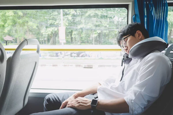 Junger asiatischer Mann sitzt auf einem Bus und schläft mit Tabletten — Stockfoto