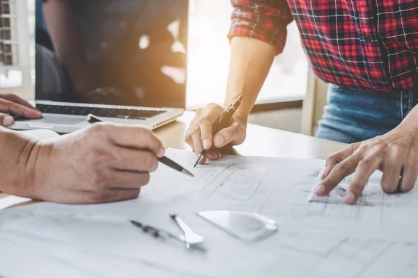 Construção e estrutura conceito de Engenheiro ou arquiteto atender — Fotografia de Stock