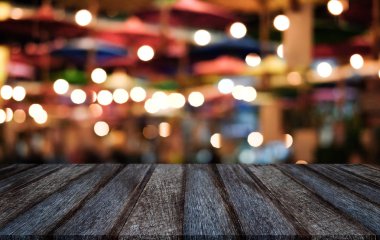 Soyut bulanık festiv önünde seçici boş ahşap masa