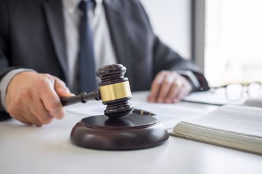 Tokmak ile Adalet avukatlar, işadamı takım elbise veya avukat yargıç. 