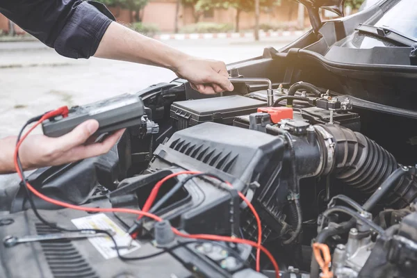 Koncepcja maszyny usługi samochód silnik, kontroli mechanik samochodowy — Zdjęcie stockowe