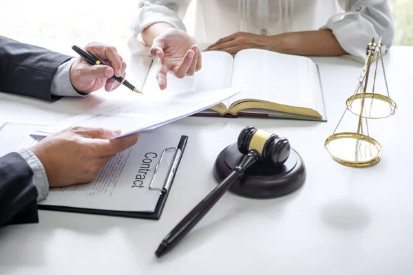 Beratung und Konferenz von professionellen Geschäftsfrau und ma — Stockfoto