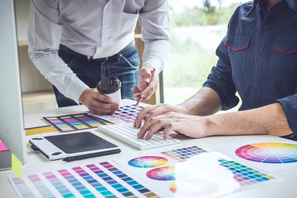 Dos colegas diseñador gráfico creativo que trabaja en la selección de color —  Fotos de Stock