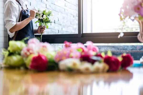 Arranging artificial flowers vest decoration at home, Young woma — Stock Photo, Image