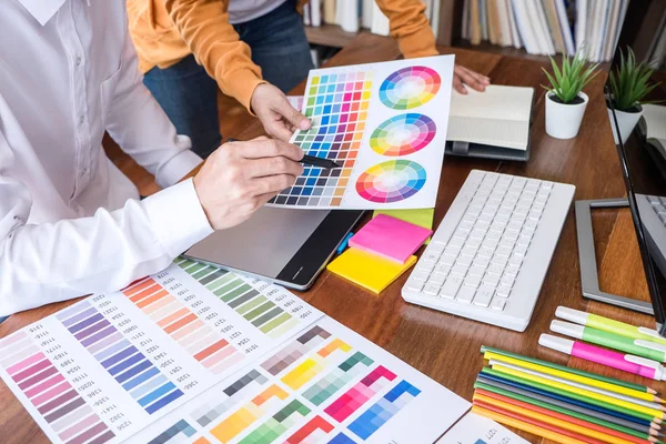 Trabajador de equipo, dos colegas diseñador gráfico creativo trabajando en — Foto de Stock