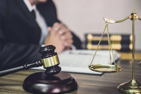 Rechter hamer met justitie advocaten, hamer op de houten tafel en land — Stockfoto