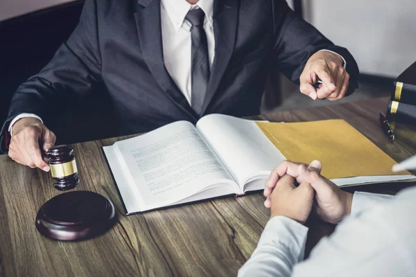 Empresário e advogado masculino ou juiz consultar tendo reunião de equipe — Fotografia de Stock