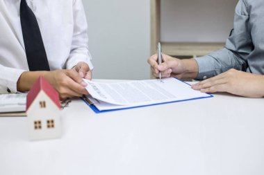 Emlak broker Ajan sunulması ve danışmak için müşteri d