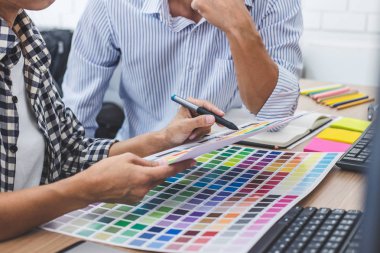 İki meslektaşları yaratıcı grafik tasarım üzerinde çalışmaya renk seçin