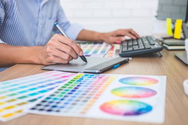 Görüntü renk şartlarını üzerinde erkek yaratıcı grafik tasarımcı çalışma