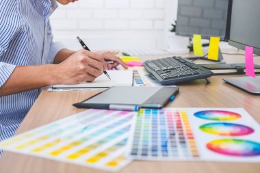Görüntü renk şartlarını üzerinde erkek yaratıcı grafik tasarımcı çalışma