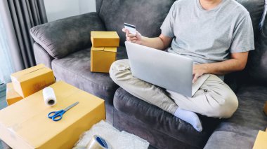 İstemci, alınan genç adam için Sevkıyatın küçük işletme parsel