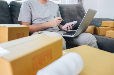 Küçük işletme paketi istemciye evde, genç entr Sevkıyatın