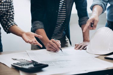 İnşaat ve yapı mühendisi veya mimar kavramı bir araya