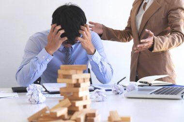 İş kavramını suçlayan Kadın icra müdürü emplo'u suçluyor