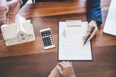 Emlak broker Ajan sunulması ve danışmak için müşteri d