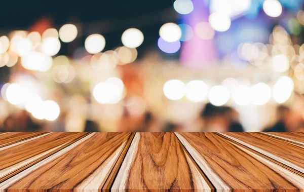 Meja kayu kosong selektif di depan festiv kabur abstrak — Stok Foto