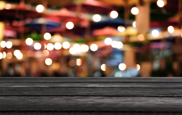 Table en bois vide sélective devant un festiv abstrait flou — Photo