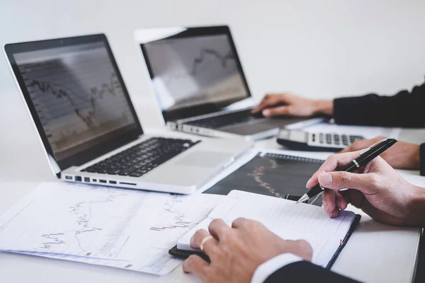 Företagsinvesteringar team arbetar med dator och analys grap — Stockfoto