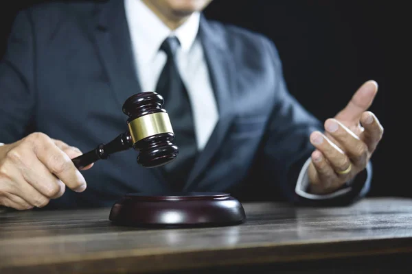 Юридичне право, суддя дав пораду юристам юстиції з наданням — стокове фото
