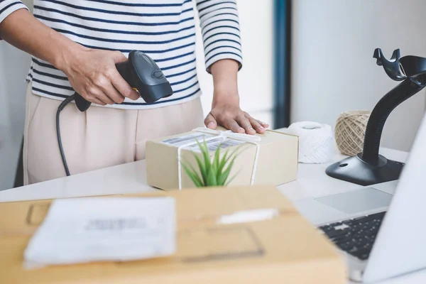 Servizio di consegna del piccolo imprenditore e scatola di imballaggio di lavoro, b — Foto Stock