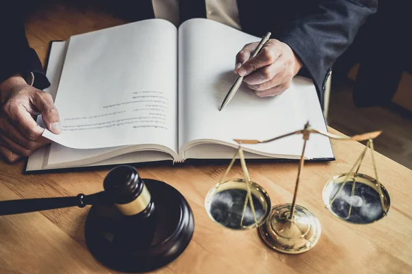 Profesyonel Erkek avukat veya hakim sözleşme kağıtları ile çalışan, 