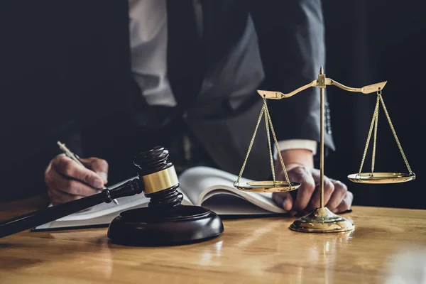 Erkek avukat ya da yargıç ile sözleşme kağıtları, hukuk kitapları çalışma ve
