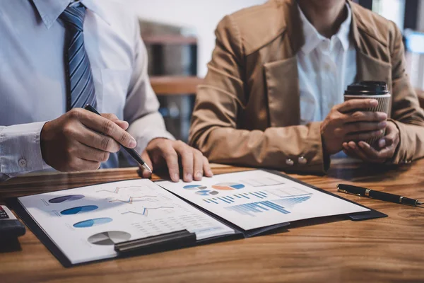 Colega del equipo de negocios que trabaja con el nuevo plan de proyecto de puesta en marcha un — Foto de Stock