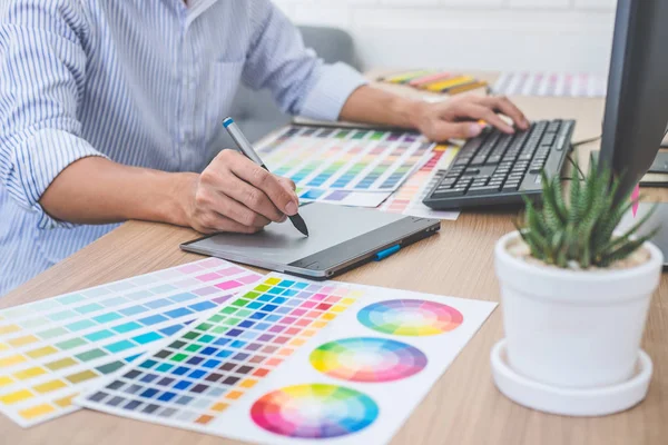 Bild eines männlichen kreativen Grafikdesigners, der an Farbselekten arbeitet — Stockfoto