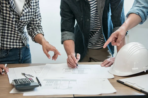 Reunión de trabajo en equipo del ingeniero, dibujo que trabaja en la reunión del proyecto —  Fotos de Stock