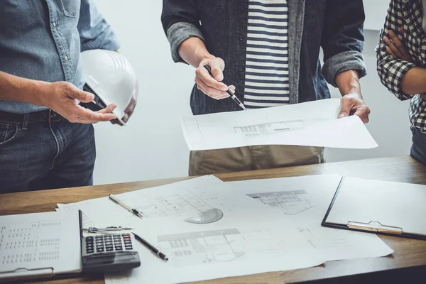 Reunión de trabajo en equipo del ingeniero, dibujo que trabaja en la reunión del proyecto —  Fotos de Stock