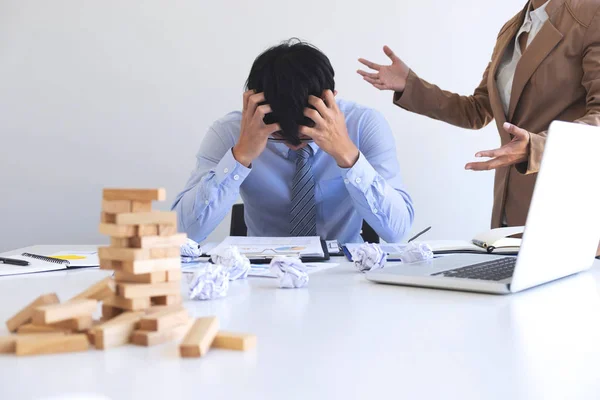 Culpando concepto de negocio, gerente ejecutiva femenina culpando a emplo — Foto de Stock
