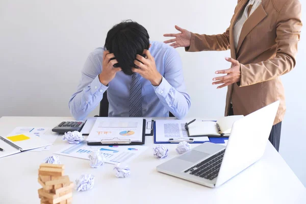 Culpando concepto de negocio, gerente ejecutiva femenina culpando a emplo — Foto de Stock