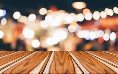 Soyut bulanık festiv önünde seçici boş ahşap masa