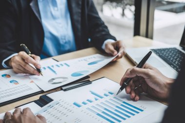 İki çift tartışarak şirket büyüme projesi başarı financia