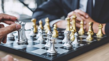 Başarı için strateji planlamak için iki işadamı satranç oyun,