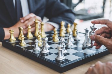Başarı için strateji planlamak için iki işadamı satranç oyun,