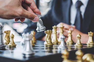 Başarı için strateji planlamak için iki işadamı satranç oyun,
