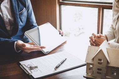 Emlak broker Ajan sunulması ve danışmak için müşteri d