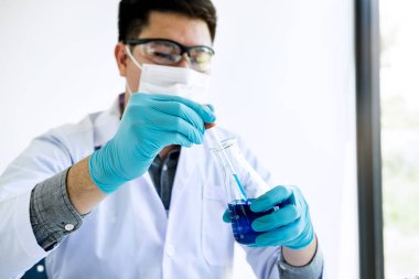 Biyokimya Laboratuvarı araştırma, kimyager örnek analiz ediyor